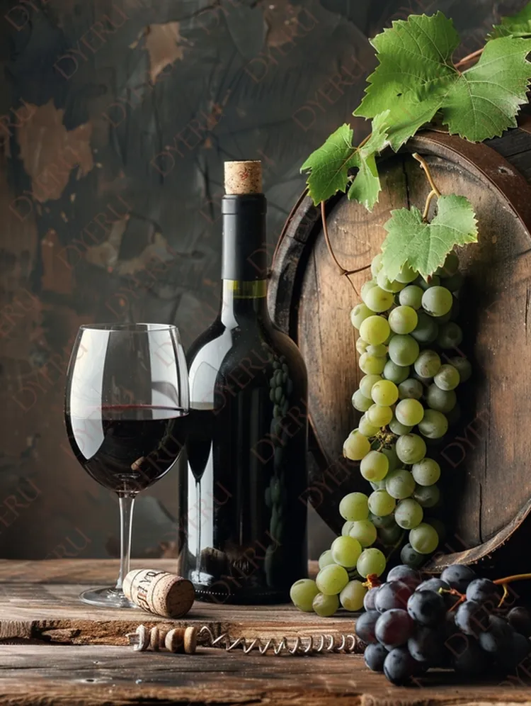 Elegancka kompozycja z winem, winogronami i beczką