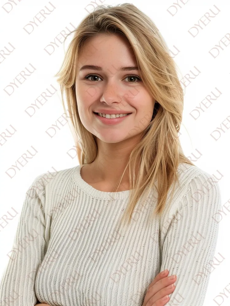 Młoda uśmiechnięta kobieta z długimi blond włosami w białej bluzce na jasnym tle