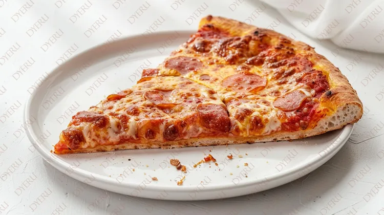 Plasterek pizzy z pepperoni na białym talerzu